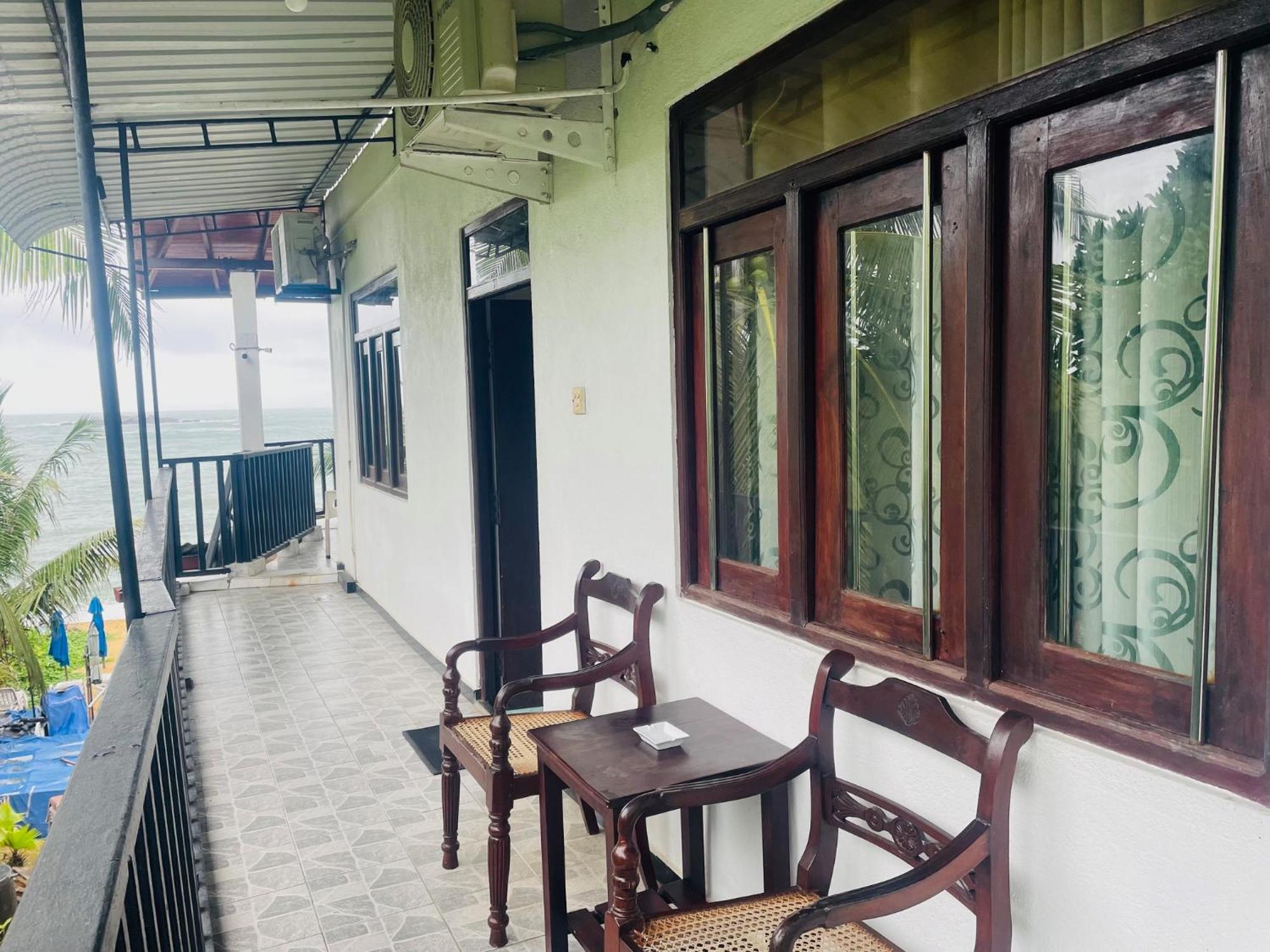 Peacock Beach Hotel Unawatuna Exterior photo